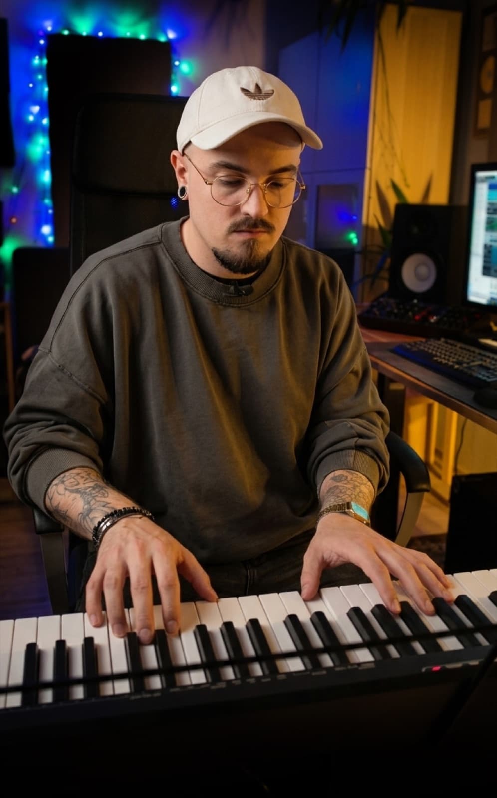 Michał Wrzosiński gra na klawiszach w studiu